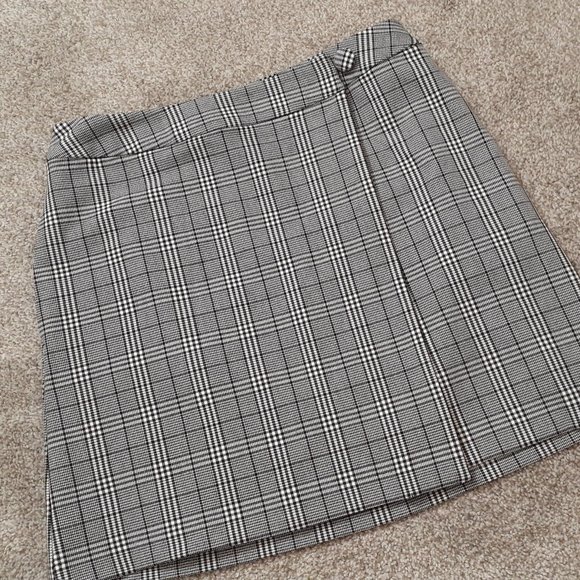 a new day Dresses & Skirts - A NEW DAY Black Herringbone Plaid Mini Wrap Skirt w Pockets; Size 10